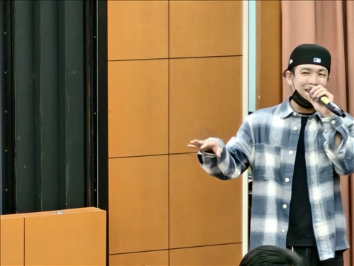 人四老師介紹自己與手指鼓的相遇