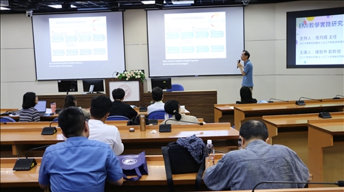 與會教師專注聆聽