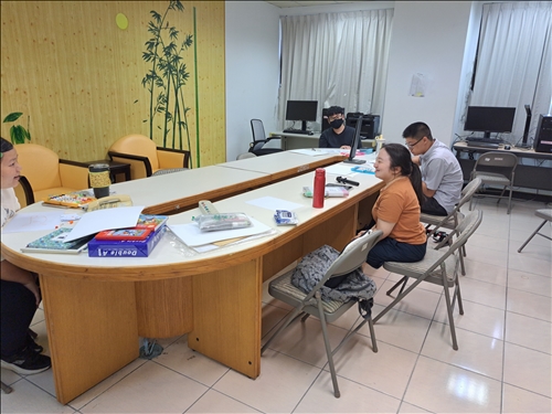 學員們練習繪本素材與討論