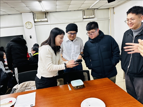 惠霖老師向學生說明課程