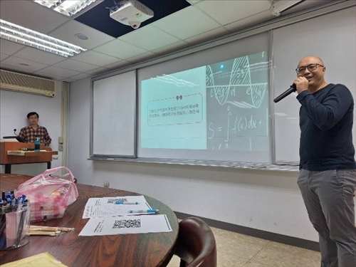 姜杰老師透過問答題目分享經驗