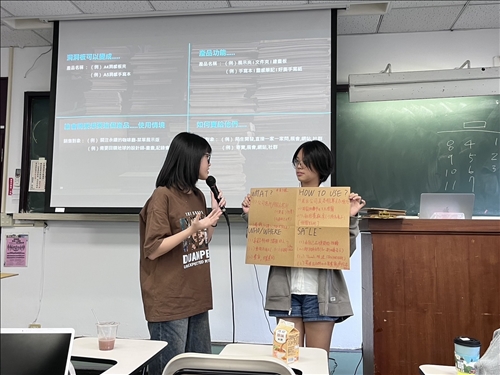 小組同學上台分享課堂討論內容