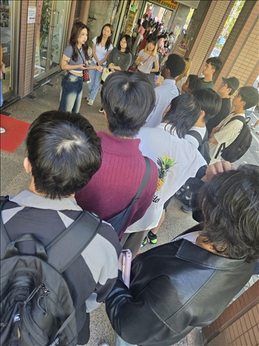 「中山北路走進小菲律賓」由呂曉清女士帶領導覽。