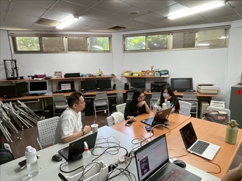 業師與同學討論