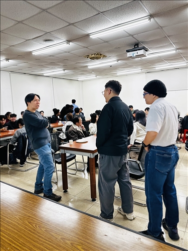 惇凱老師詢問學生學習狀況