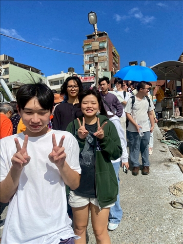 同學興奮排隊搭渡輪