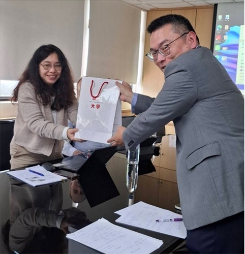  系主任贈送禮物予講者照片