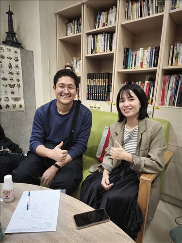 學生在學校討論學習課程