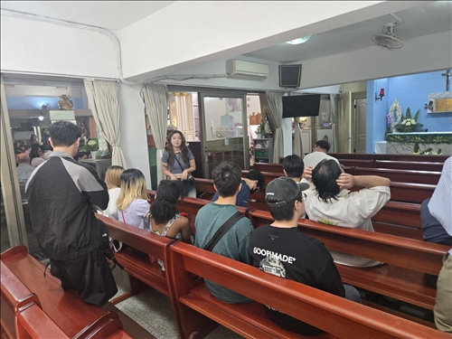同學們進入菲律賓鄉親週日聚會的彌撒禮拜堂，導覽員解說彌撒的特點。