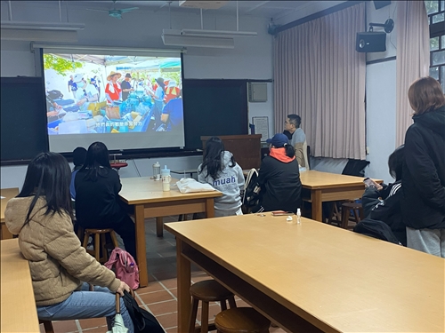 同學們欣賞「貢寮水Ｔ藝術節」的影片