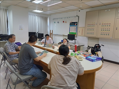 學員著手練習插畫