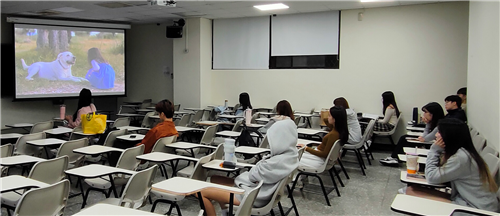 學生專注聆聽演講: 默觀進行步驟