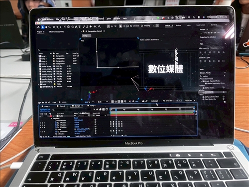 同學練習攝影機運鏡搭配文字的畫面