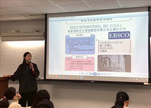 參與實習的學生們依續上臺分享介紹工作內容和實習成果
