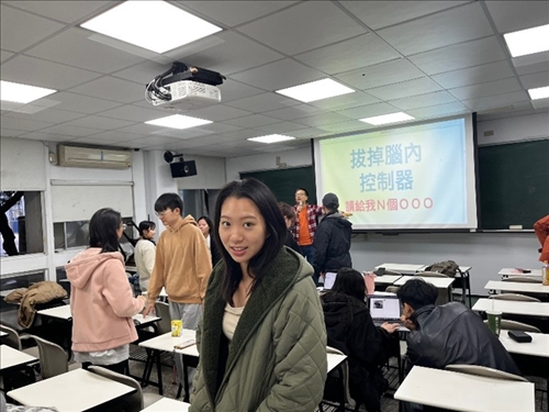 同學們互動的表達度很高，在鏡頭下展露笑顏，其他組別也努力與組員交流。