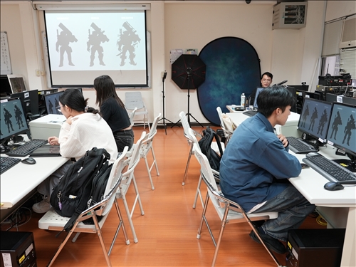 同學認真聽業師介紹角色設計過程