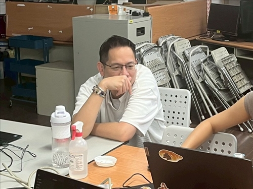 業師專心聆聽同學講解