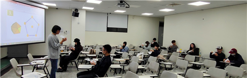 演講人示範、並向學生說明製作要領