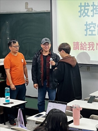 互動結束，老師會請勇於發表的同學上台分享，這組同學就是第一組勇士，兩人雖然有些緊張，但是分享的內容十分逗趣。