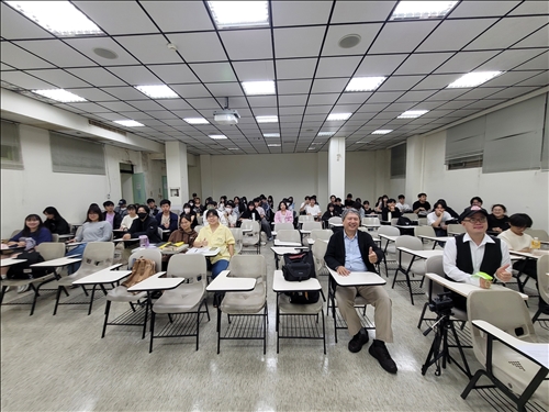 講者與同學合影