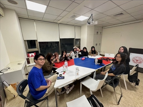 老師關心學生的校園生活