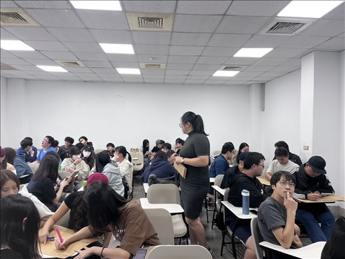 講師深入同學討論給予意見交流