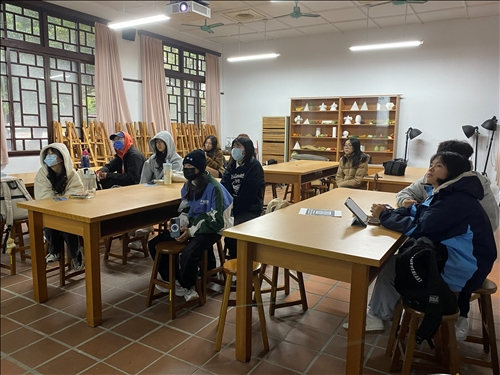 榮譽學程《藝術與人文》課程的同學們認真聽講