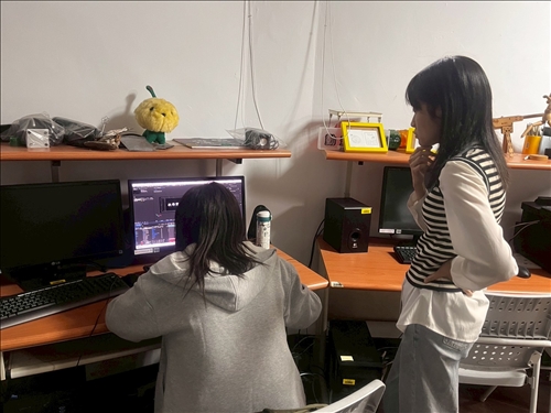 業師幫助同學練習的過程