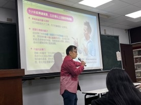 演講者豐富資歷，橫跨即興劇、非暴力溝通及助人工作者三種角色