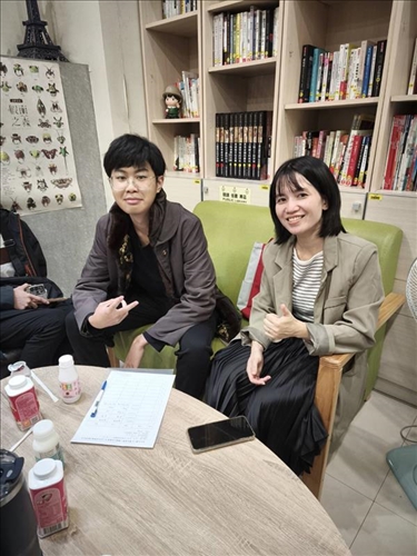 學生討論與室友合住