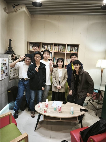 學生討論如何在台灣適應生活和找工作