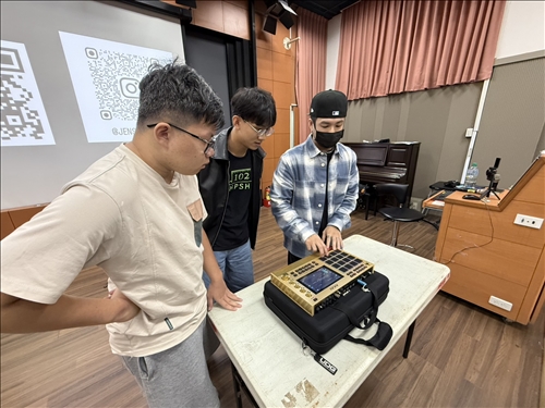 同學實際體驗手指鼓