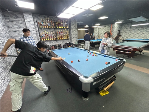 同學與老師邊打球邊聊天