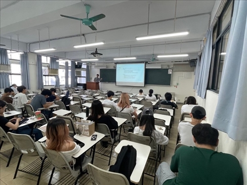 學生們認真聆聽講師分享