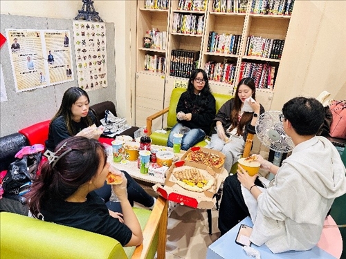 學生用餐交流情形