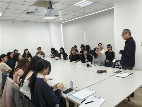 黃丙喜董事長和參加同學說明企業實習的重要性