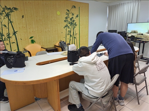 學員著手練習插畫