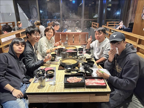 老師與學生開心用餐