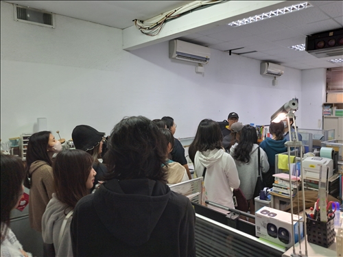 參觀點字圖書製作過程