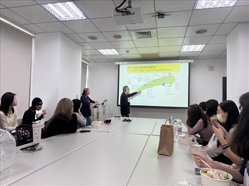 黃丙喜董事長和參加同學解釋酷點校園(大學市集)的實習工作