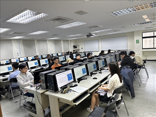 境外學生認真地聽講師說明AI900證照課程