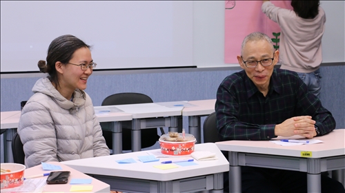 李老師於分桌活動與新聘教師進行討論
