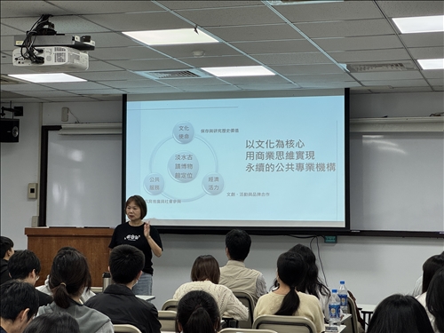 蔡館長說明博物館運作的概念