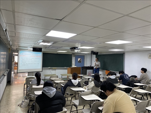 同學們認真聽講。