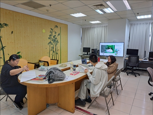 學員們練習繪本素材與討論