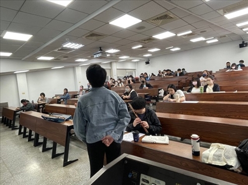 心如老師擫笛，美惠老師演唱，作為曲會的引導