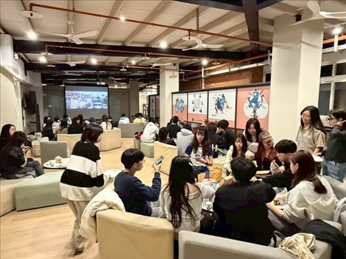 學生們邊吃邊觀賞電影