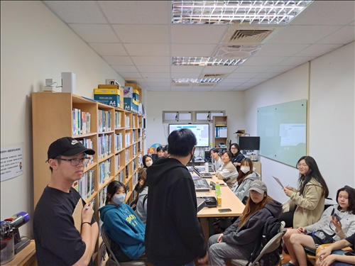 講師講解與示範輔具注意事項