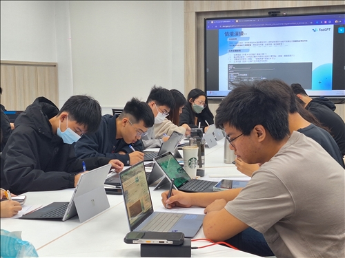 學生在課程中進行情境演練。