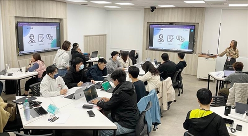 11月28日第一梯次「FedGPT認證課程」實作工作坊，由台灣人工智慧實驗室李亞珍專案經理講授Prompt Engineering課程。